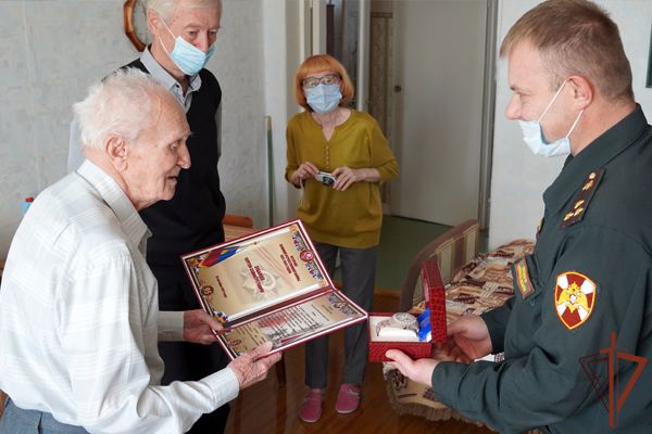 Росгвардейцы в Костроме поздравили ветерана с 95-летием