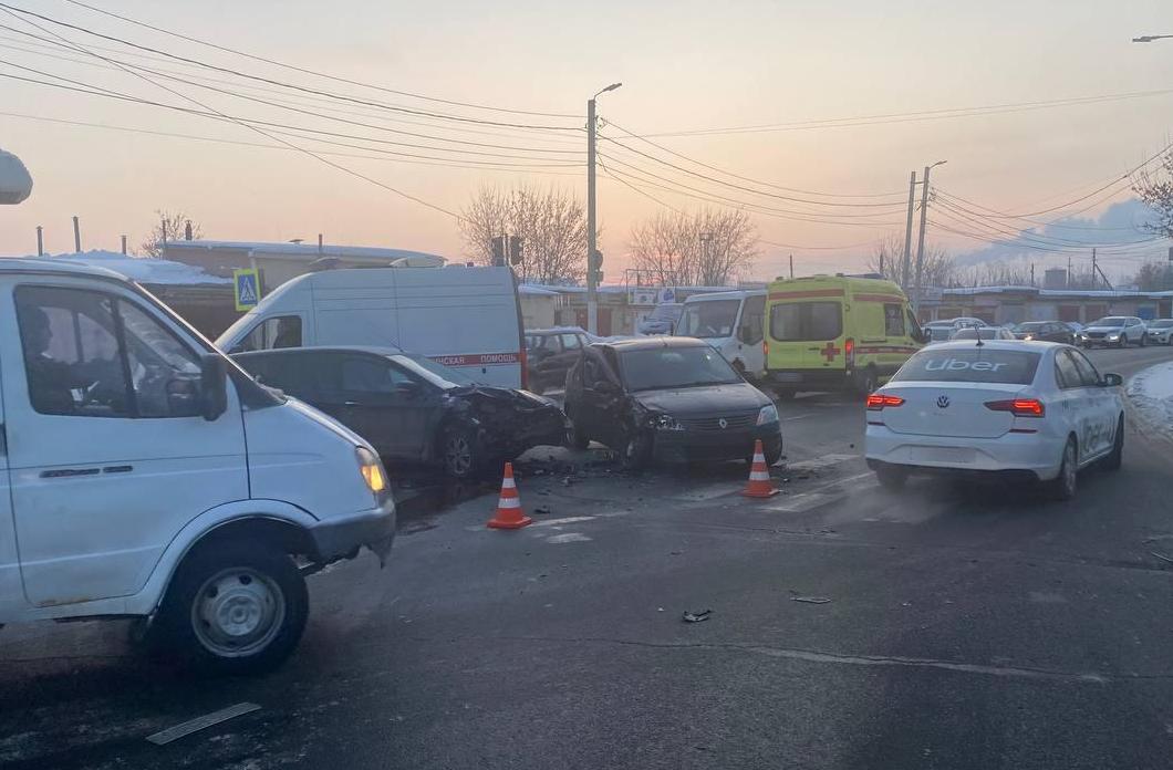 Три человека пострадали в столкновении двух иномарок на костромской улице