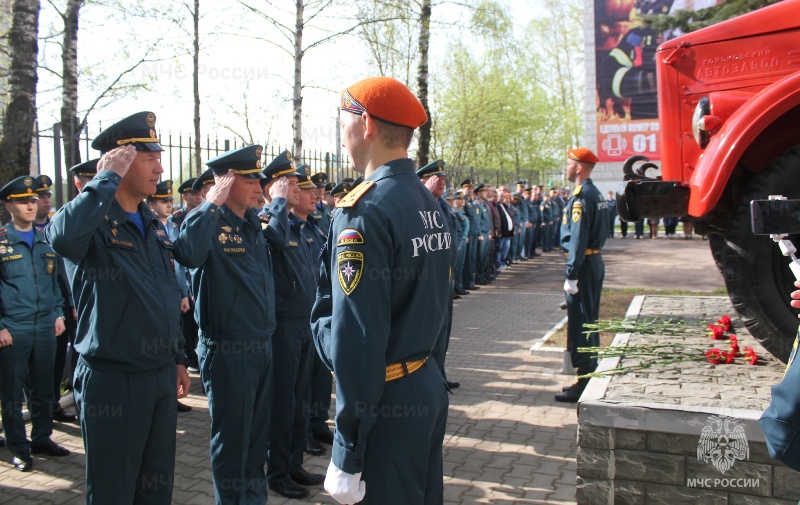 В Костроме почтили память сотрудников МЧС, погибших при исполнении своего долга