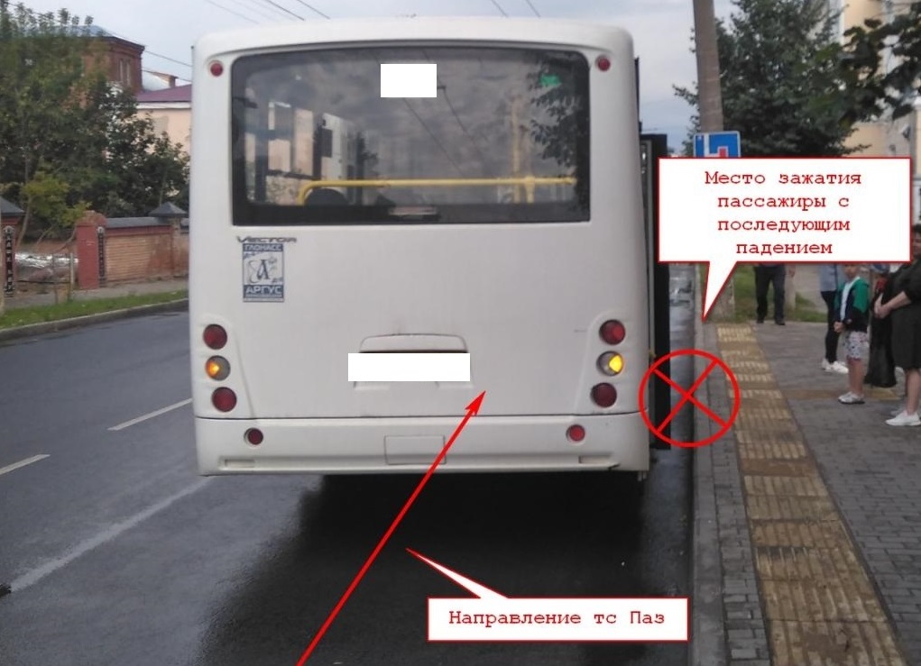 Автобус зажал в дверях и уронил на дорогу пожилую пассажирку в Костроме