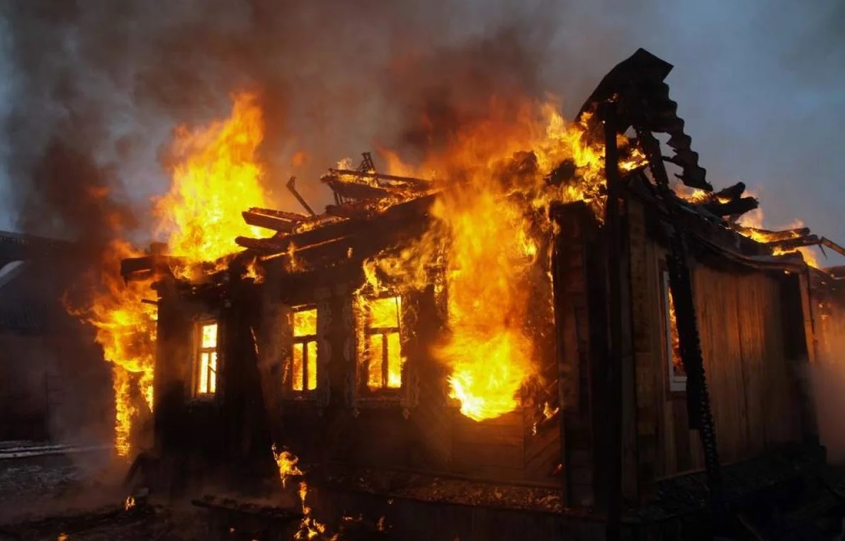 Два молодых костромича постыдились своего свинства и сожгли дом с баней
