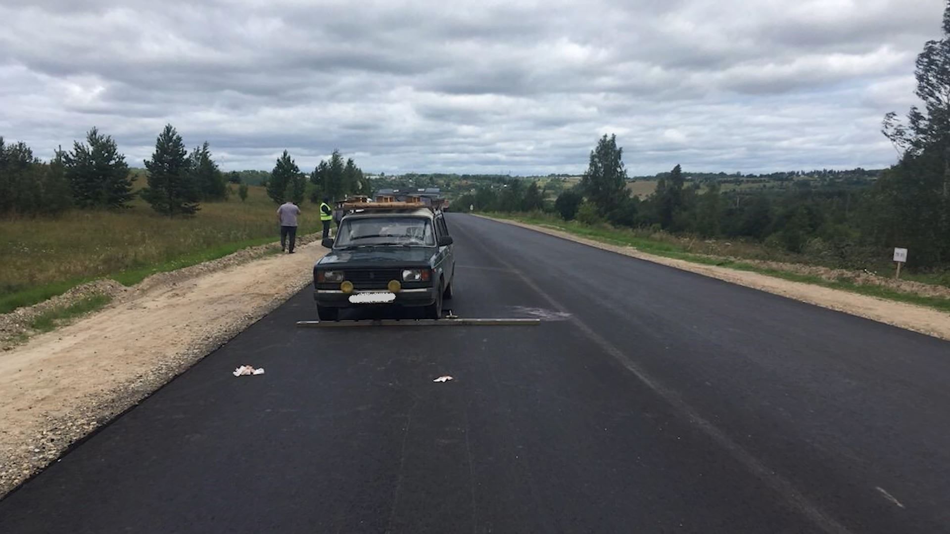На трассе Кострома-Сусанино-Буй водитель «жигулей» сбил двух дорожников