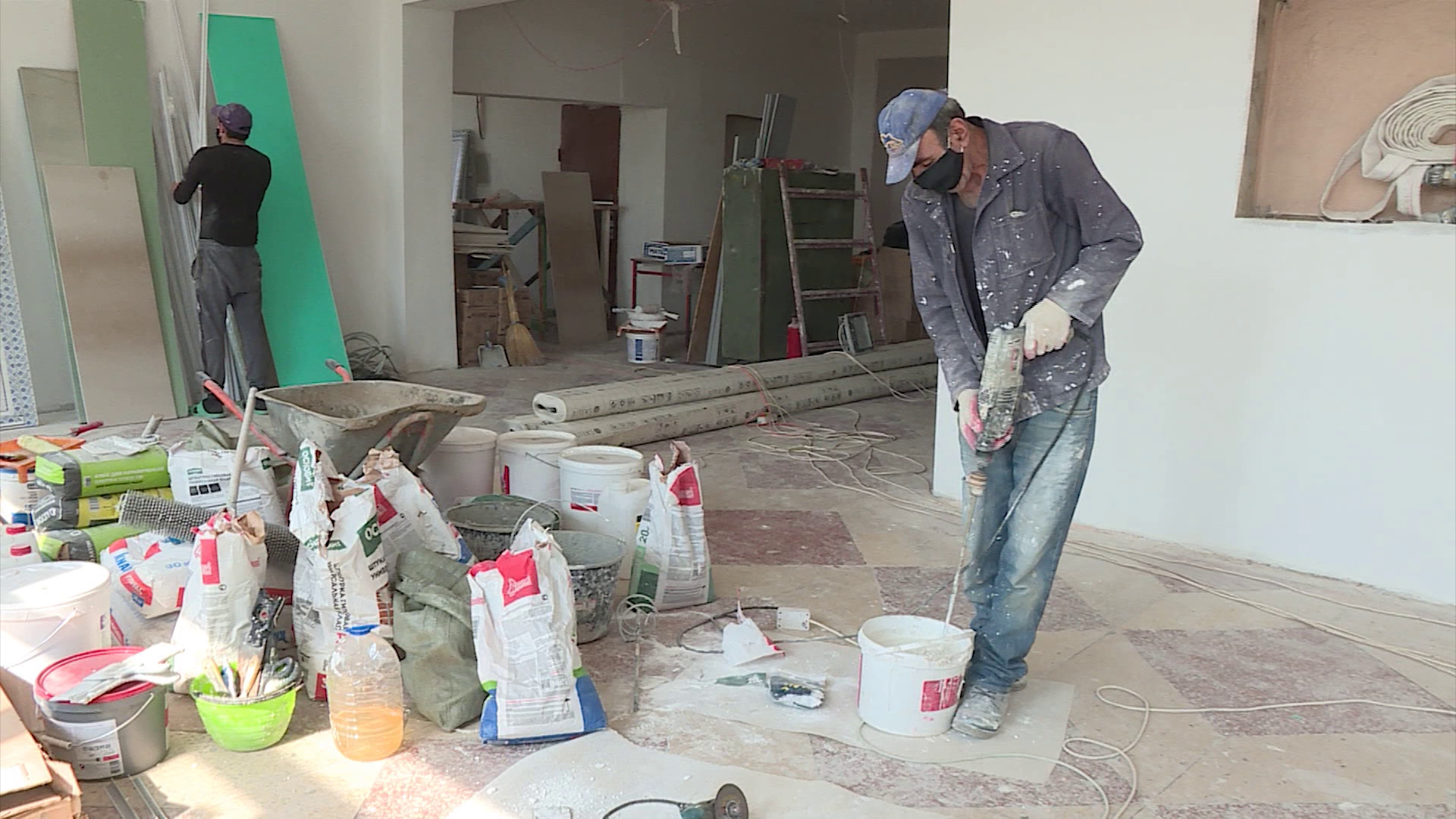Рабочие в костромской глубинке продолжают восстанавливать Дом культуры