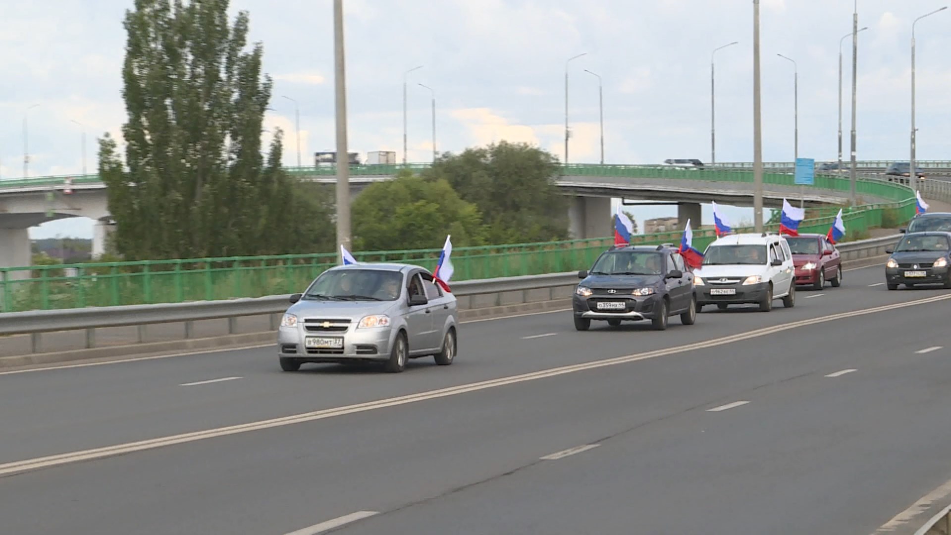 Жёны участников СВО организовали в Костроме автопробег в честь Дня государственного флага