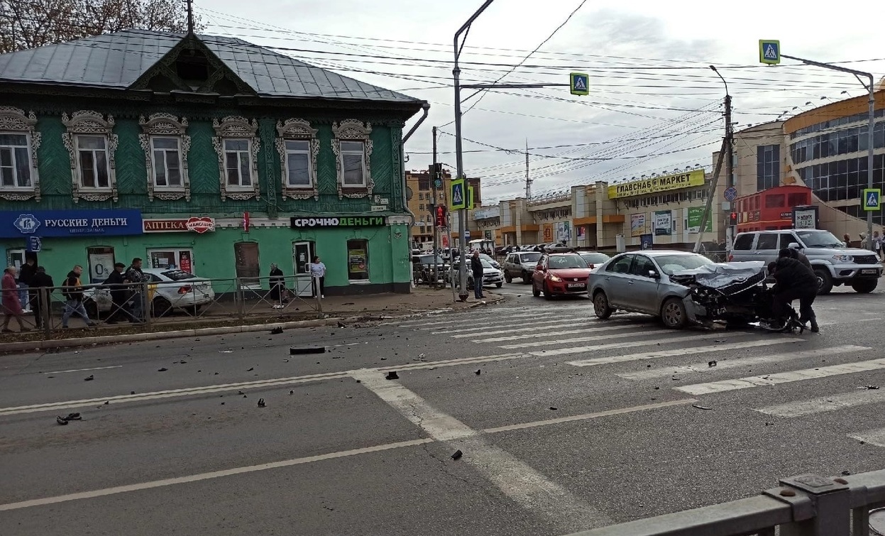 Оживлённый костромской перекрёсток засыпало обломками после серьёзной  аварии | ГТРК «Кострома»