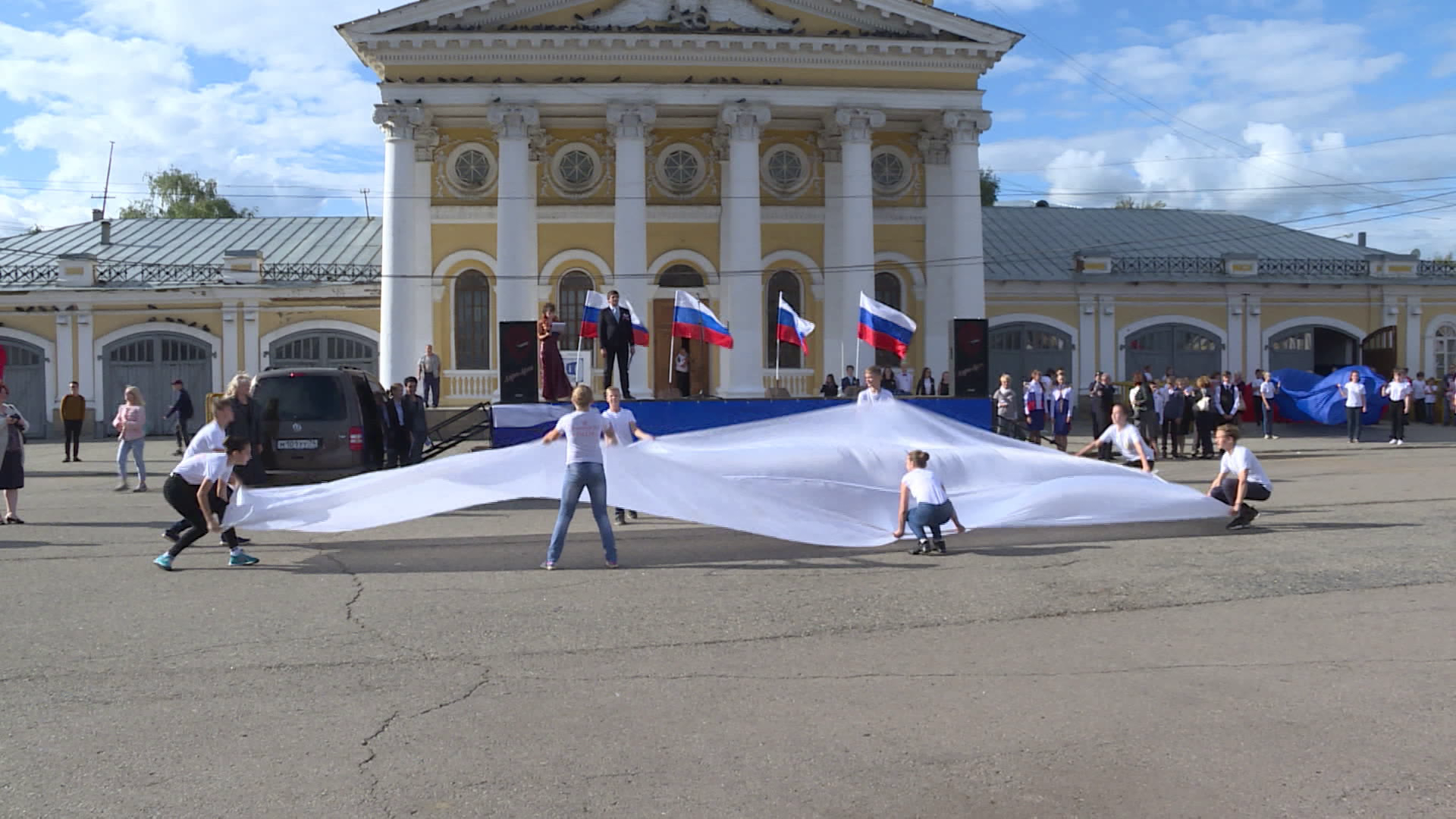 В День государственного флага в центре Костромы развернут гигантский триколор