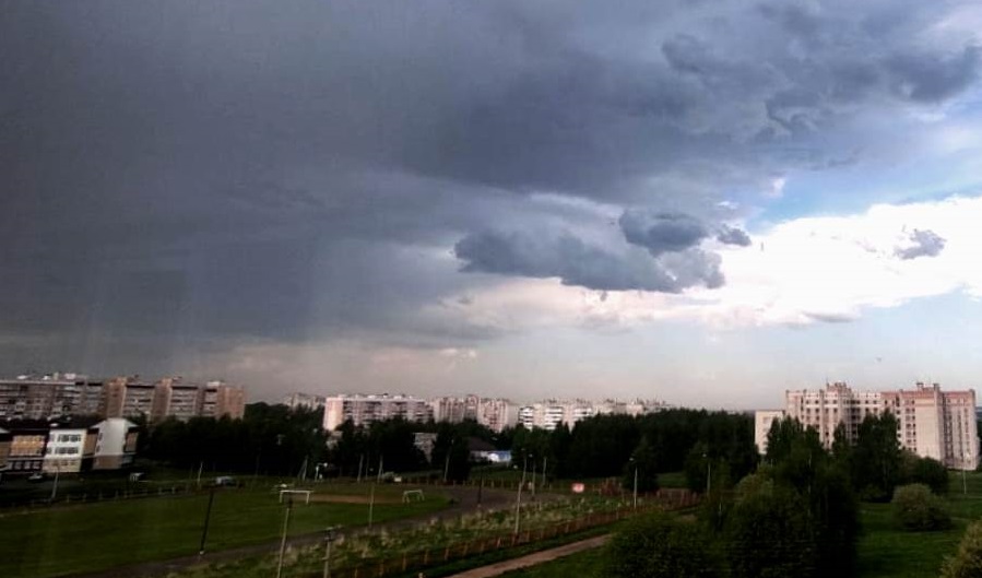 Метеопредупреждение: ветер гонит к Костроме грозовые тучи