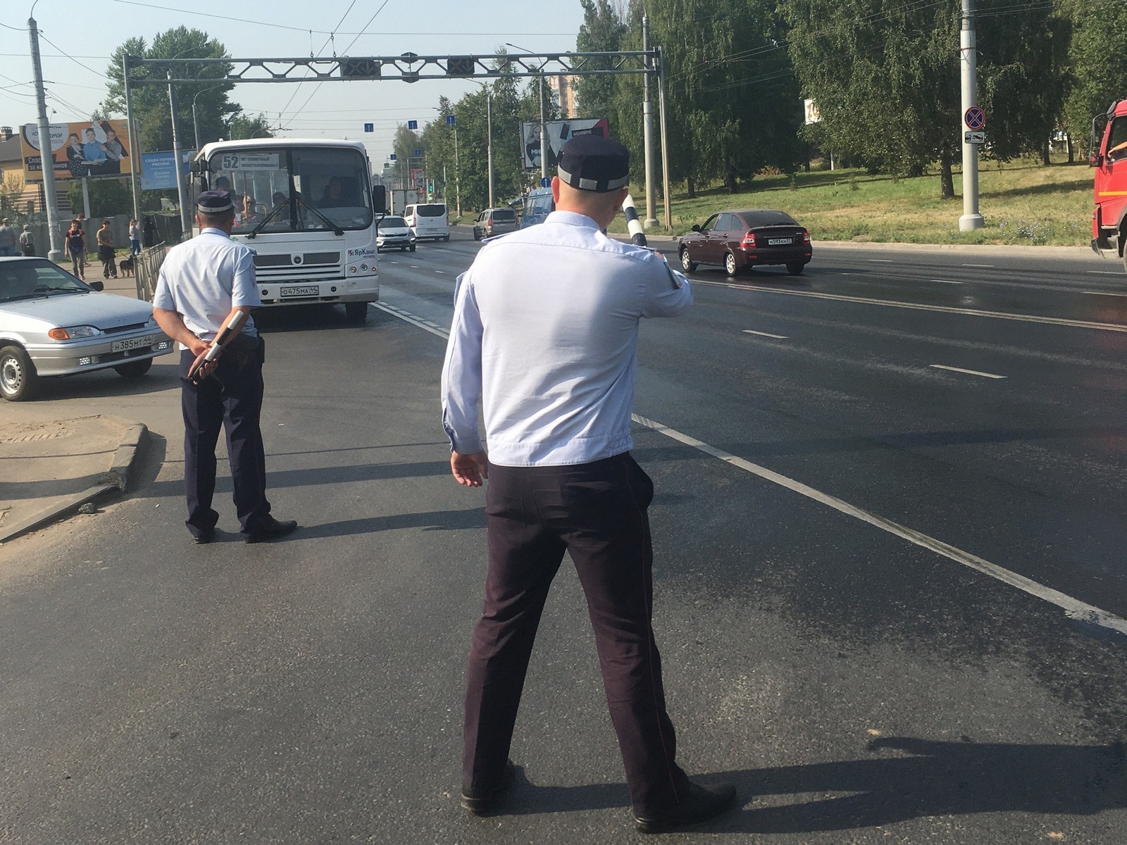 Полицейские в Костроме сняли с рейса автобус с порезанной шиной