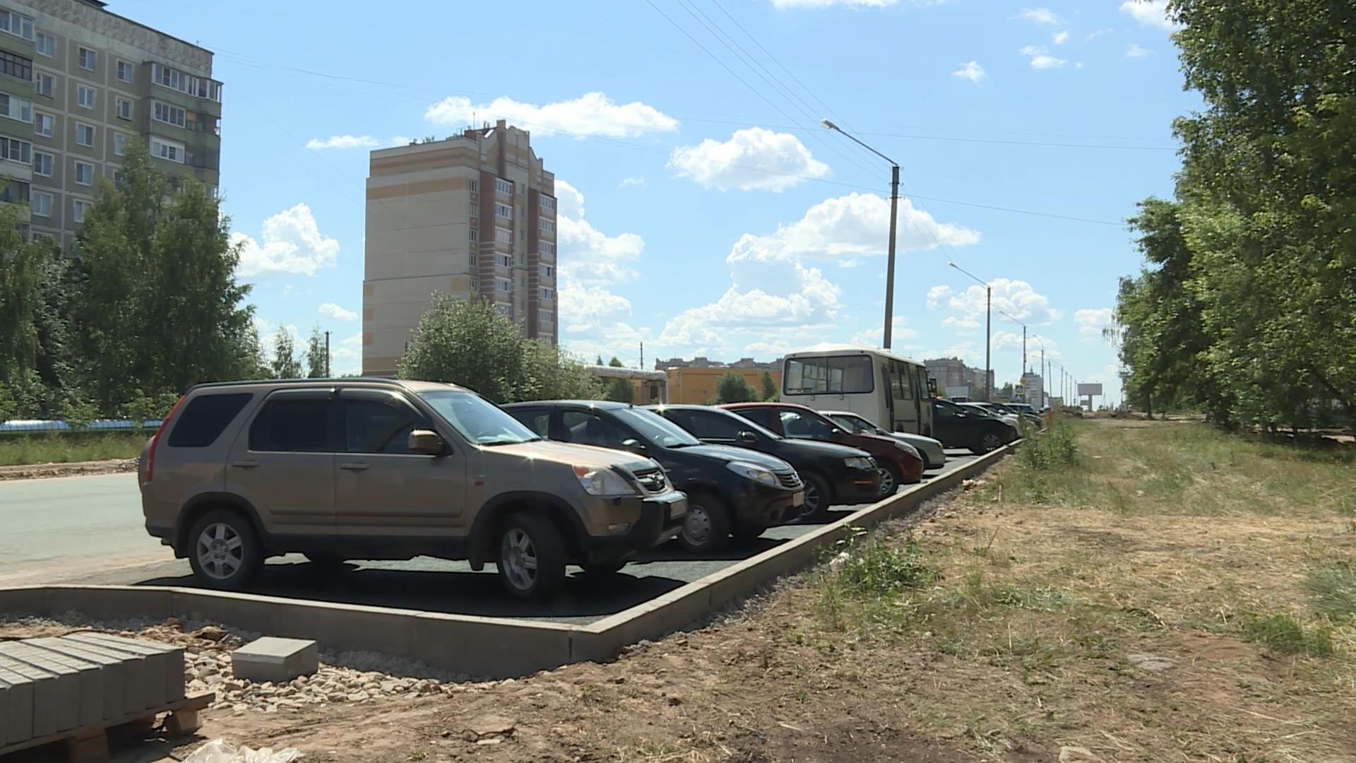 По мере ремонта дворов и улиц в Костроме за год создано 870 новых парковочных мест