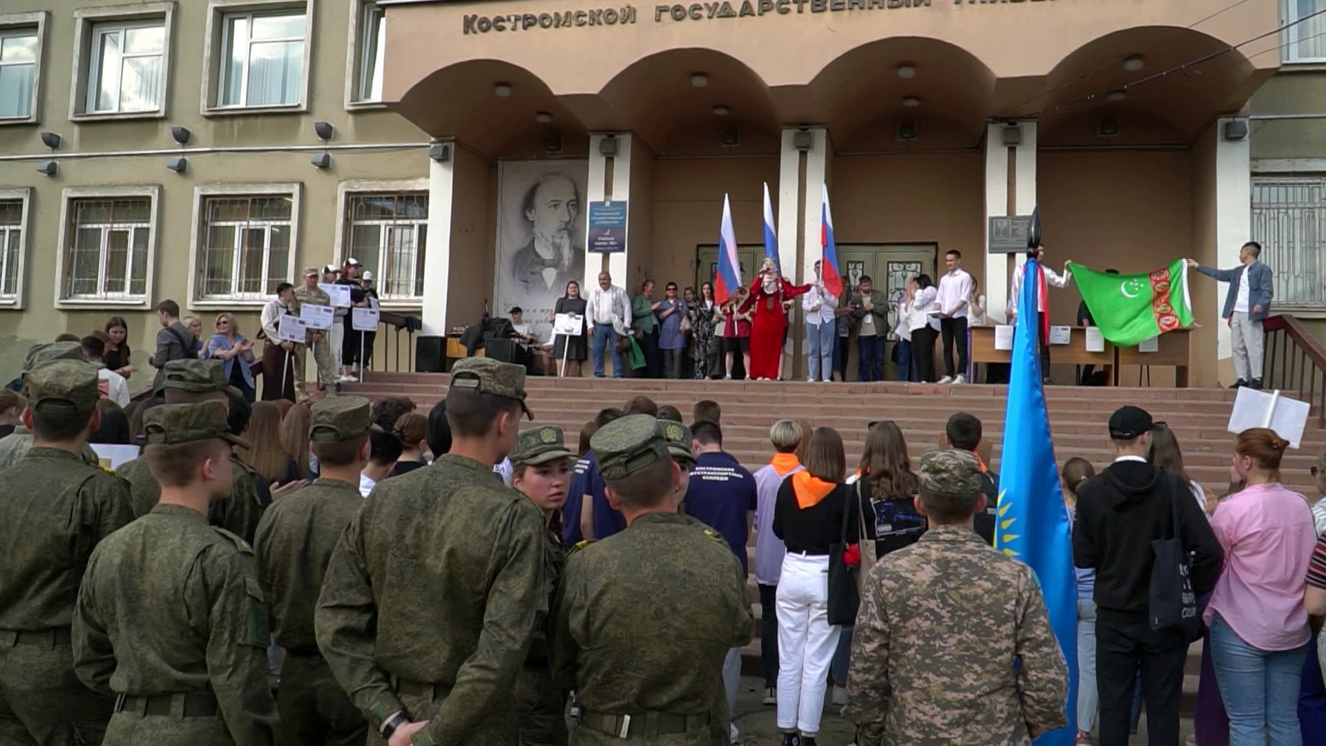 Иностранные студенты в Костроме устроили уличные забавы и «гонки на  лошадях» | ГТРК «Кострома»