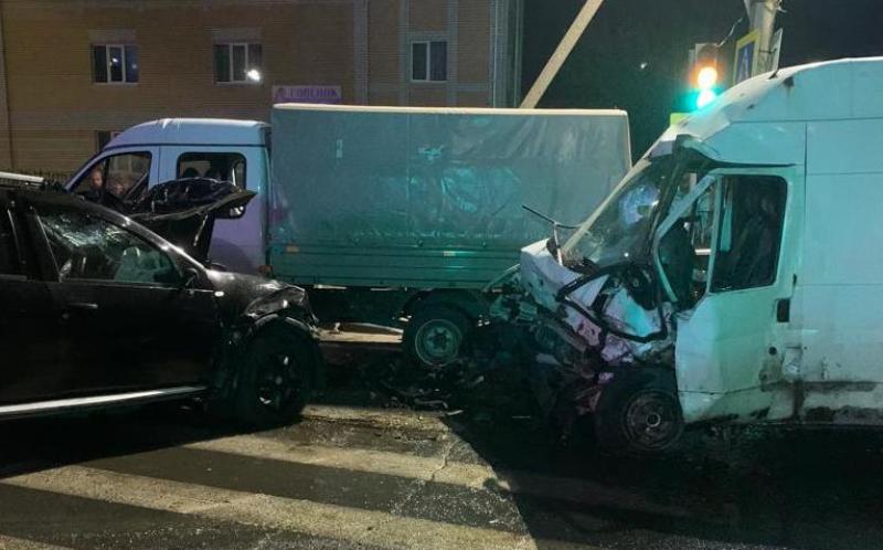 Три автомобиля не поделили между собой улицу в Костроме