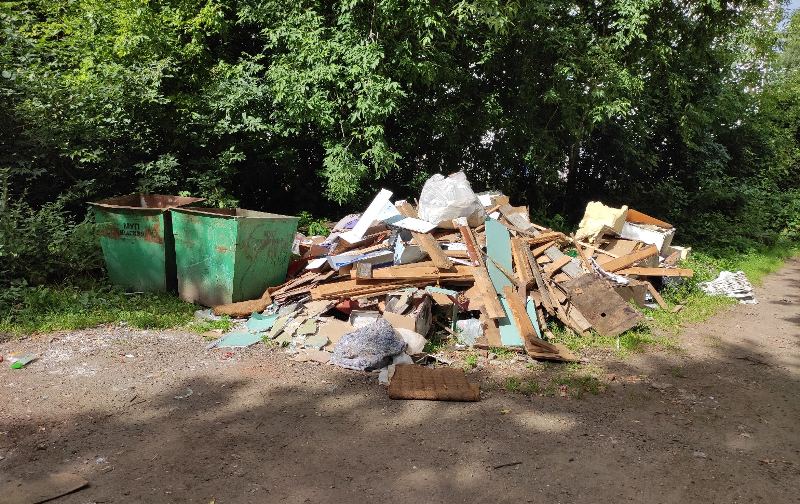 Двор в центре Костромы завалили строительным мусором