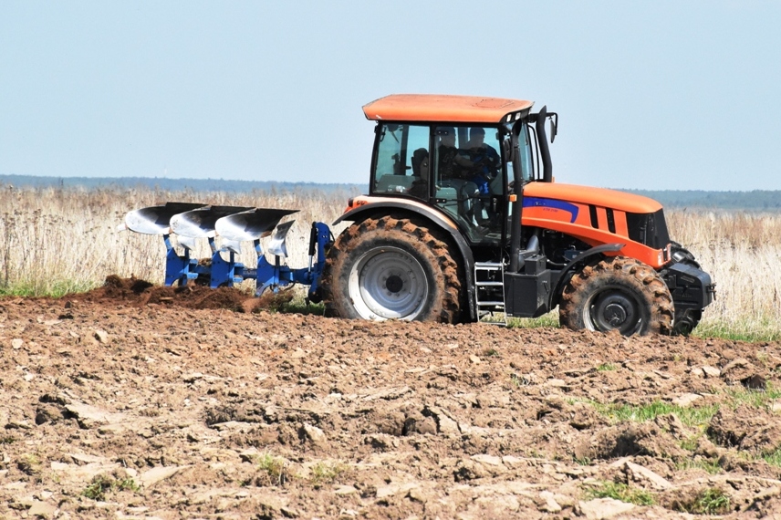 Костромским аграриям на полях поможет молодежный механизированный отряд