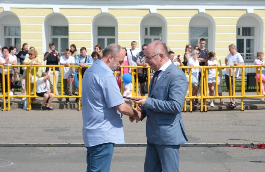 Знак «За особые заслуги перед городом Костромой» вручили борцу с детской наркоманией