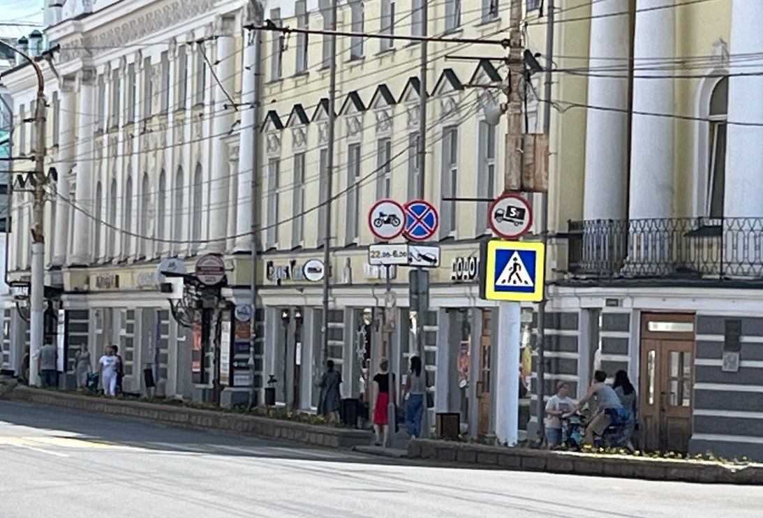 В начале улицы Советской в Костроме ввели запрет на остановку и стоянку автомобилей
