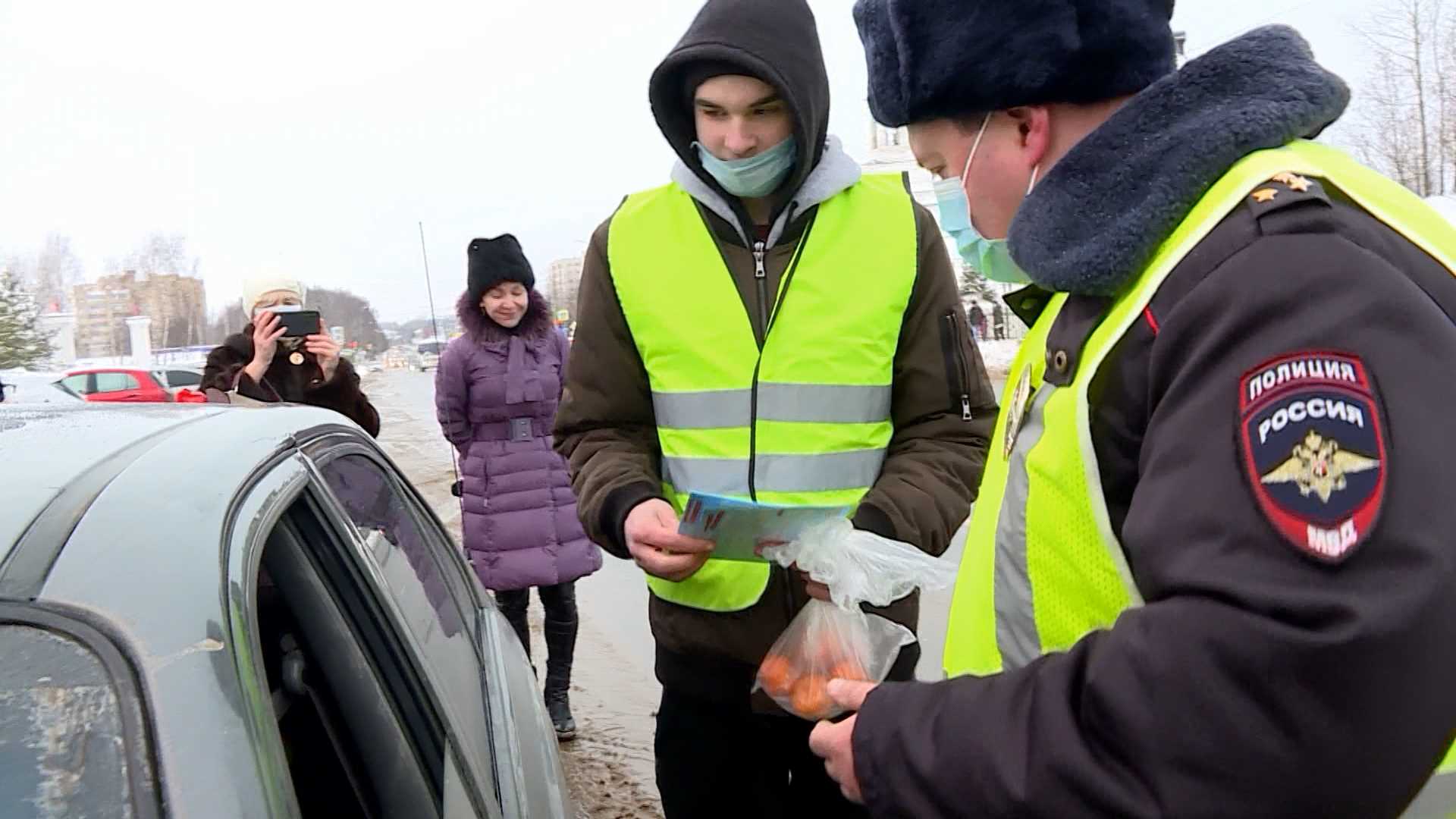 Водители получили по мандарину от костромских автоинспекторов