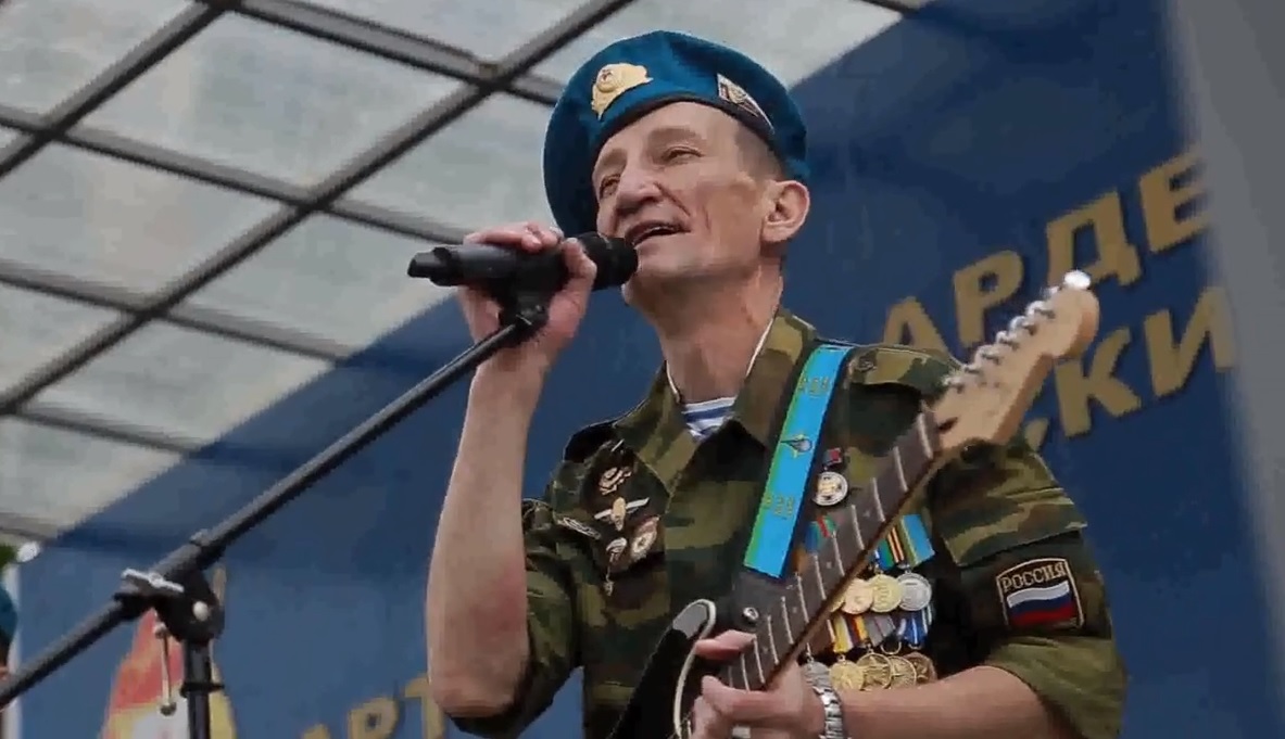 Десантник в Костроме устроил уличный благотворительный концерт в поддержку участников спецоперации