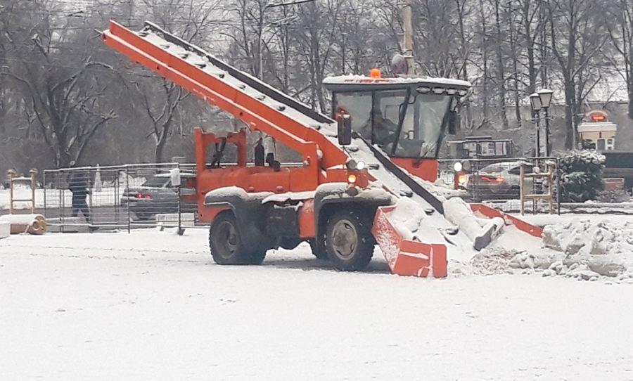 Костромские дорожники вышли на борьбу со снегом и наледью