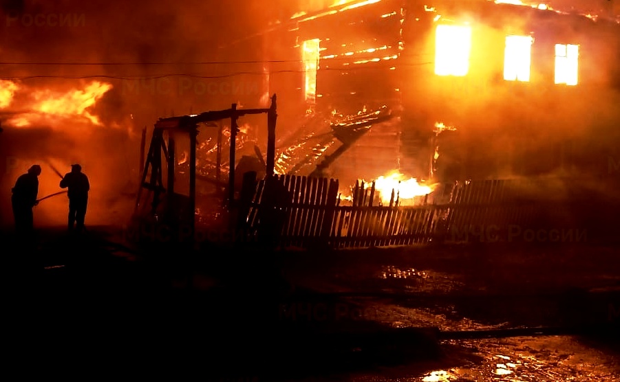 На пожаре в Чухломе полностью сгорел двухэтажный жилой дом