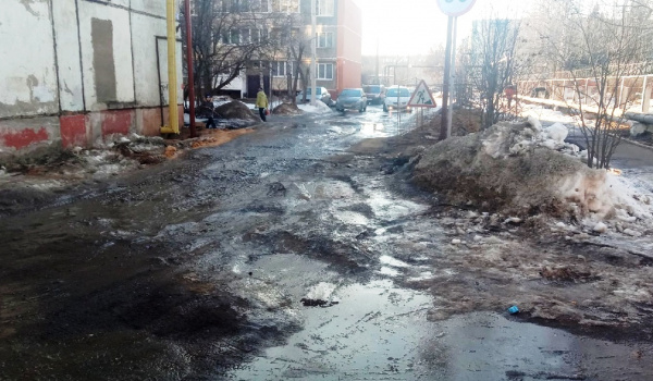 Дорожно-коммунальные рытвины досаждают жителям костромской улицы