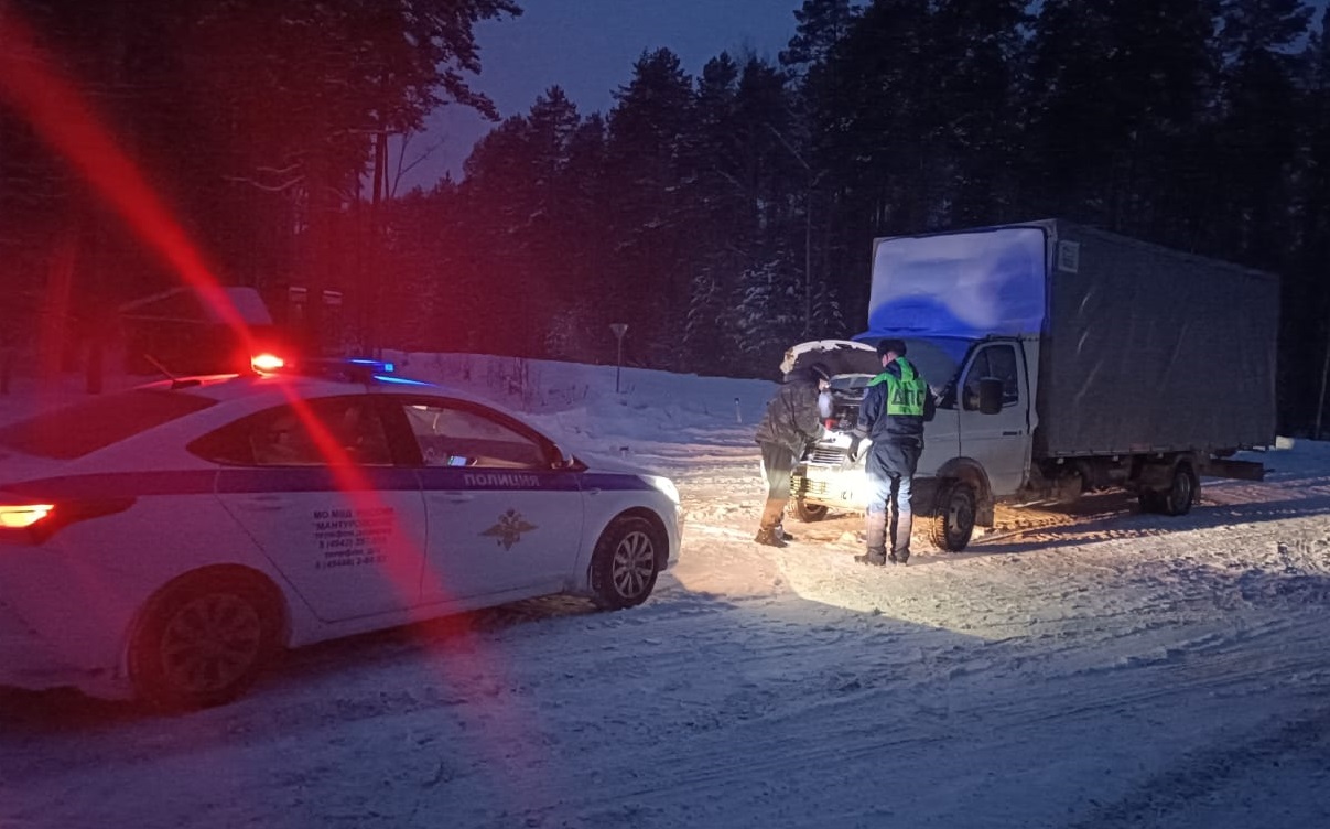 Костромские полицейские помогли «оживить» грузовик, оказавшийся в беспомощном положении на трассе