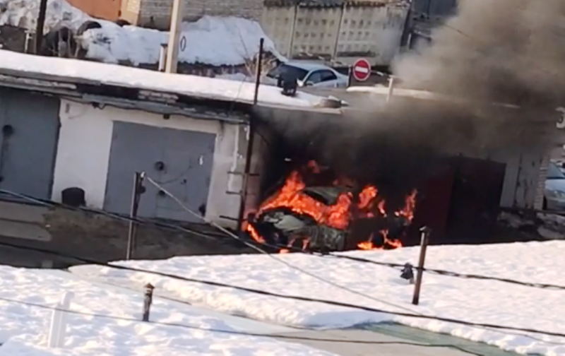 В Костроме среди гаражей сгорела «семёрка»