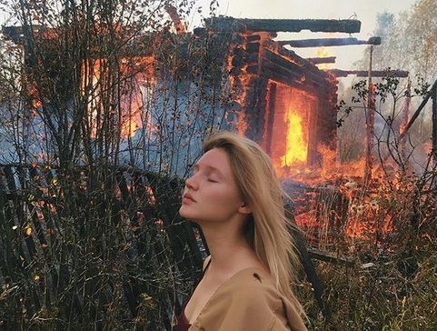 Модель провела фотосессию на фоне пожара в Костроме