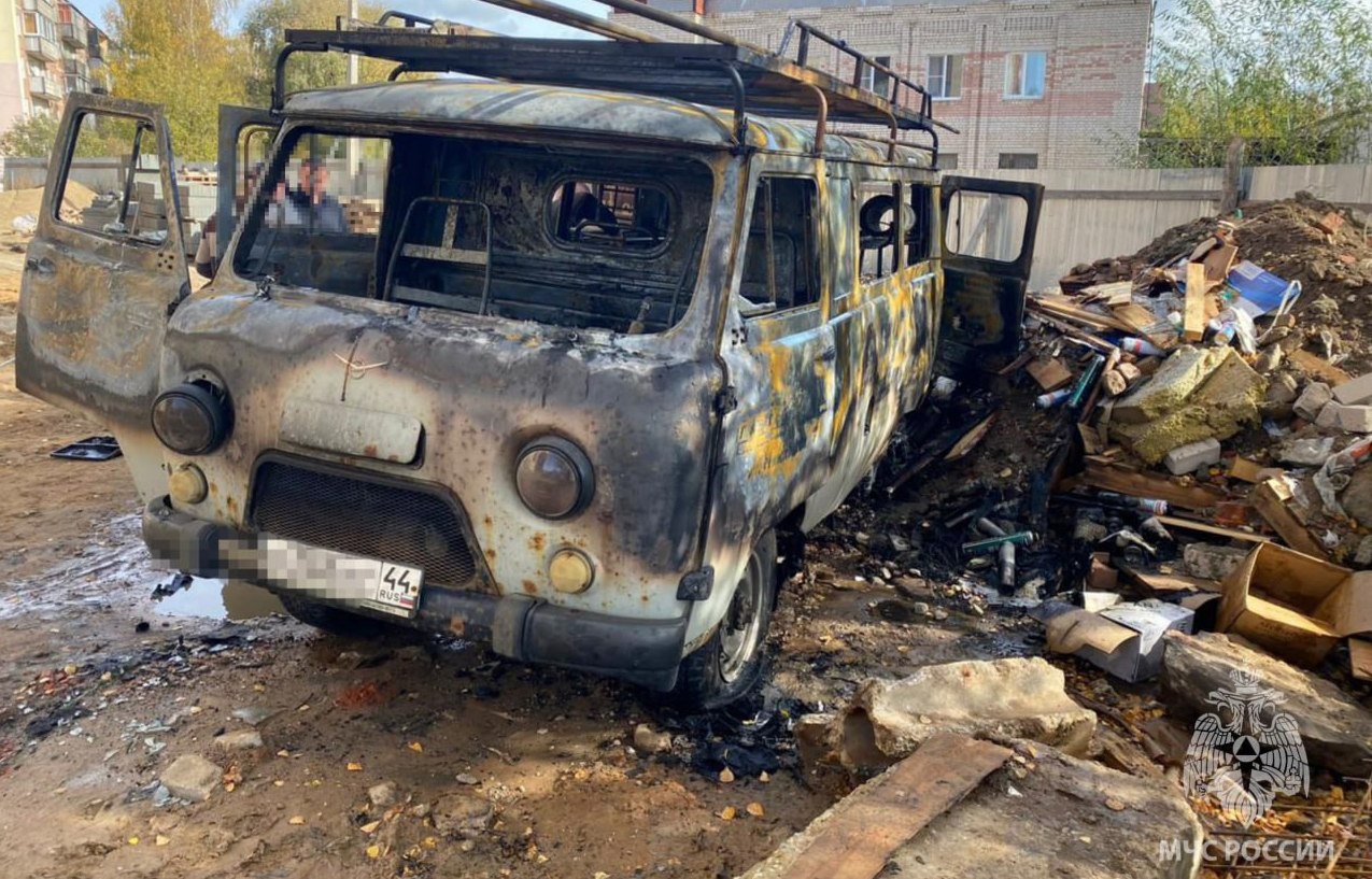 Сотрудники МЧС потушили в Костроме горящий «УАЗ»
