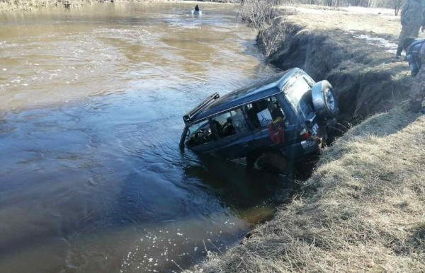 В реке Покше под Костромой утонул внедорожник, водитель погиб