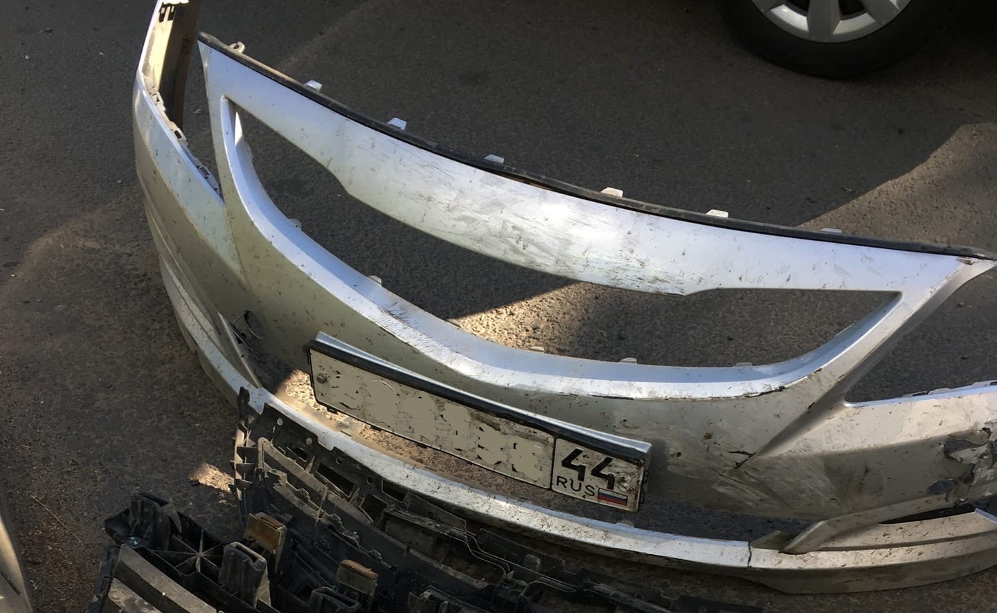 Автомобиль скрылся с места ДТП в Костроме, оставив на дороге бампер с номером