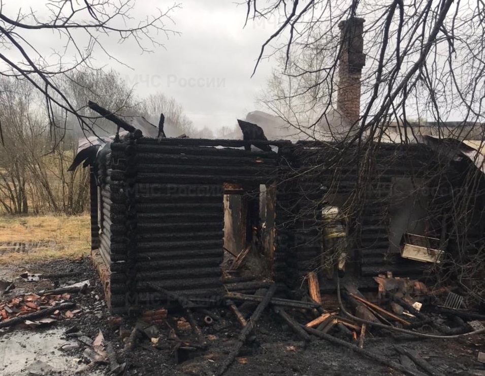 Мужчина и женщина погибли в огне пожара под Костромой