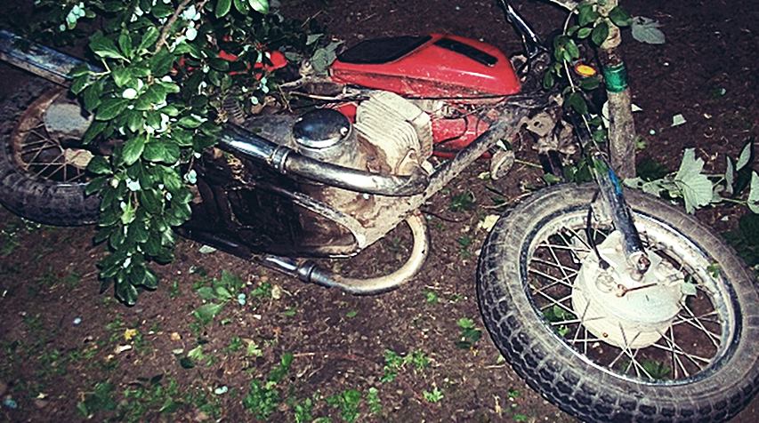 Юноша на мотоцикле разбился ночью на костромской проселочной дороге