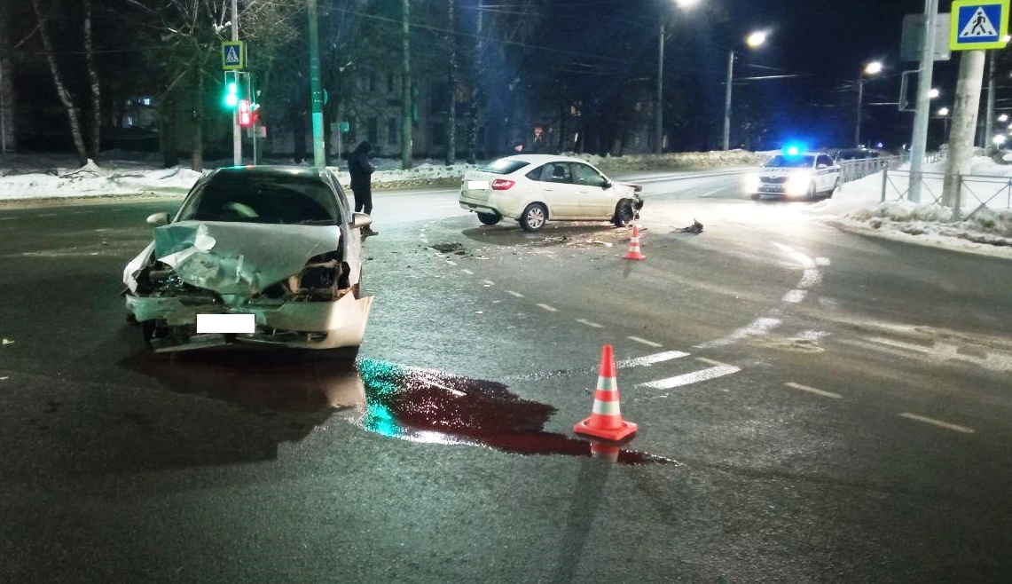 Водитель «Лады» пострадал в ДТП на сложном костромском перекрёстке