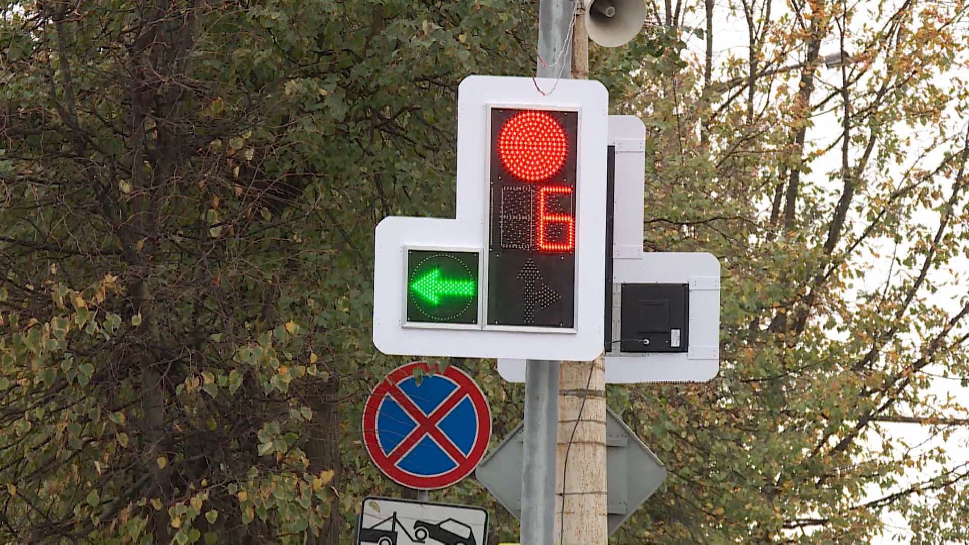 Светофор на перекрестке проспекта Мира и улицы Калиновской изменил режим работы