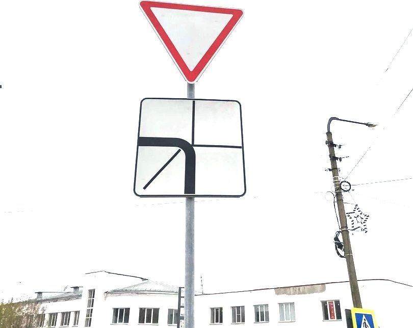 Знак-ребус на «перекрёстке пяти дорог» озадачил костромичей