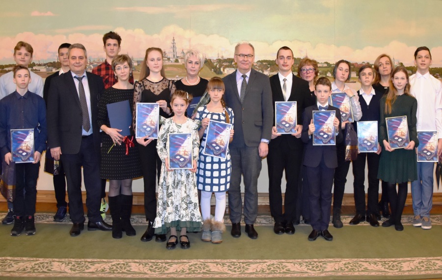 Талантливых костромских школьников наградили стипендиями