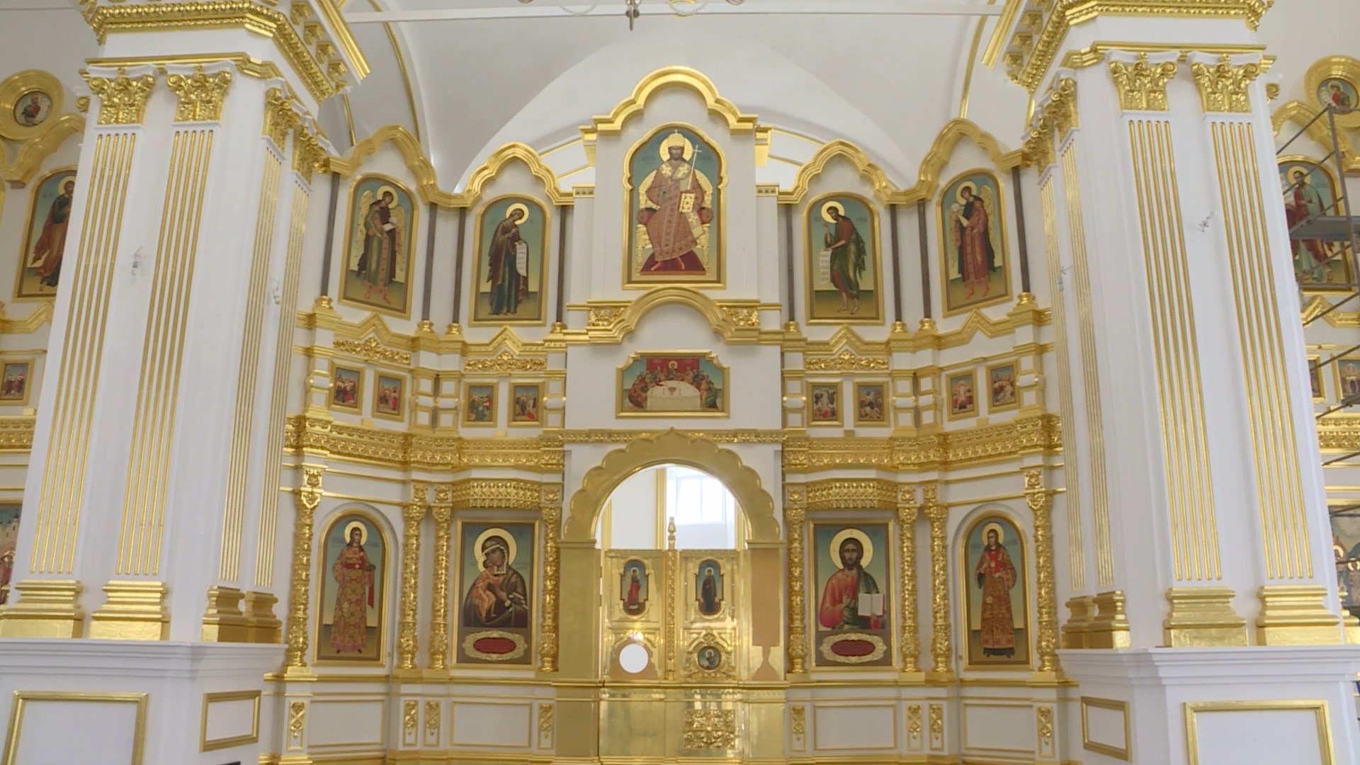 В Богоявленском соборе Костромского кремля завершилась установка иконостаса