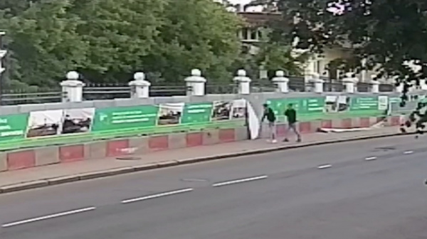 Уличные хулиганы ободрали забор у парка Центральный в Костроме