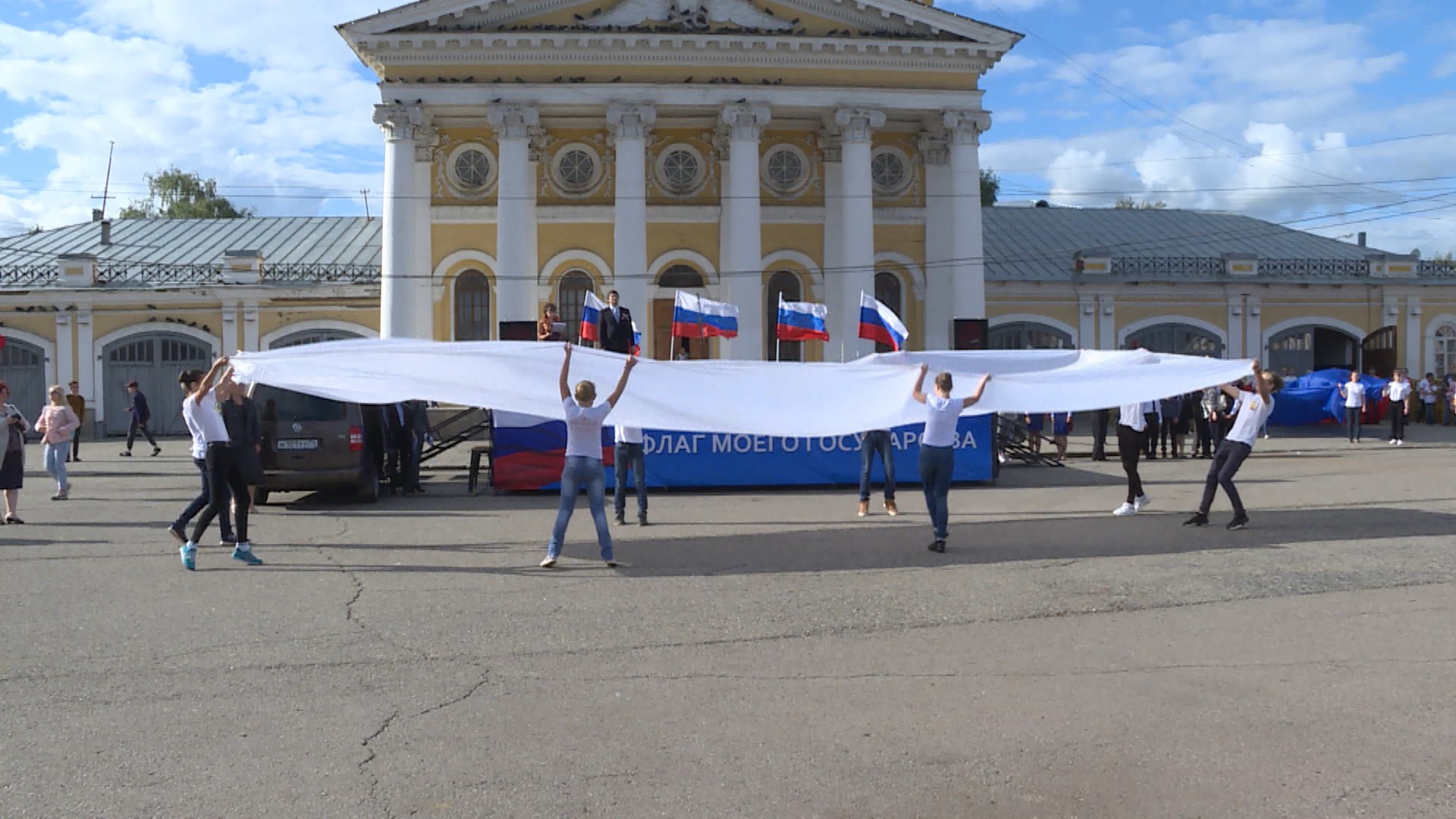 Костромичи раскрасят своими руками российский флаг и напишут на нем символы Z