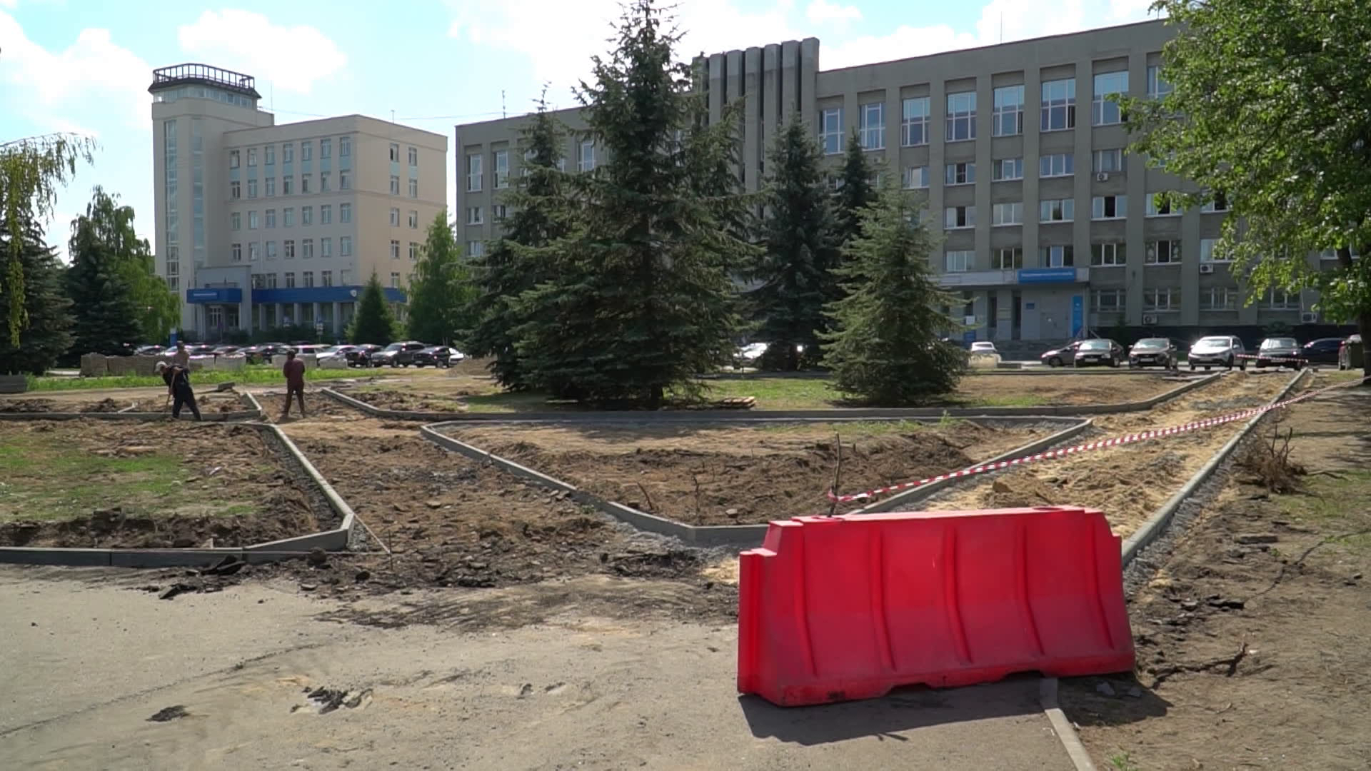 В Костроме на площади Конституции продолжается ремонт проезжей части и благоустройство сквера