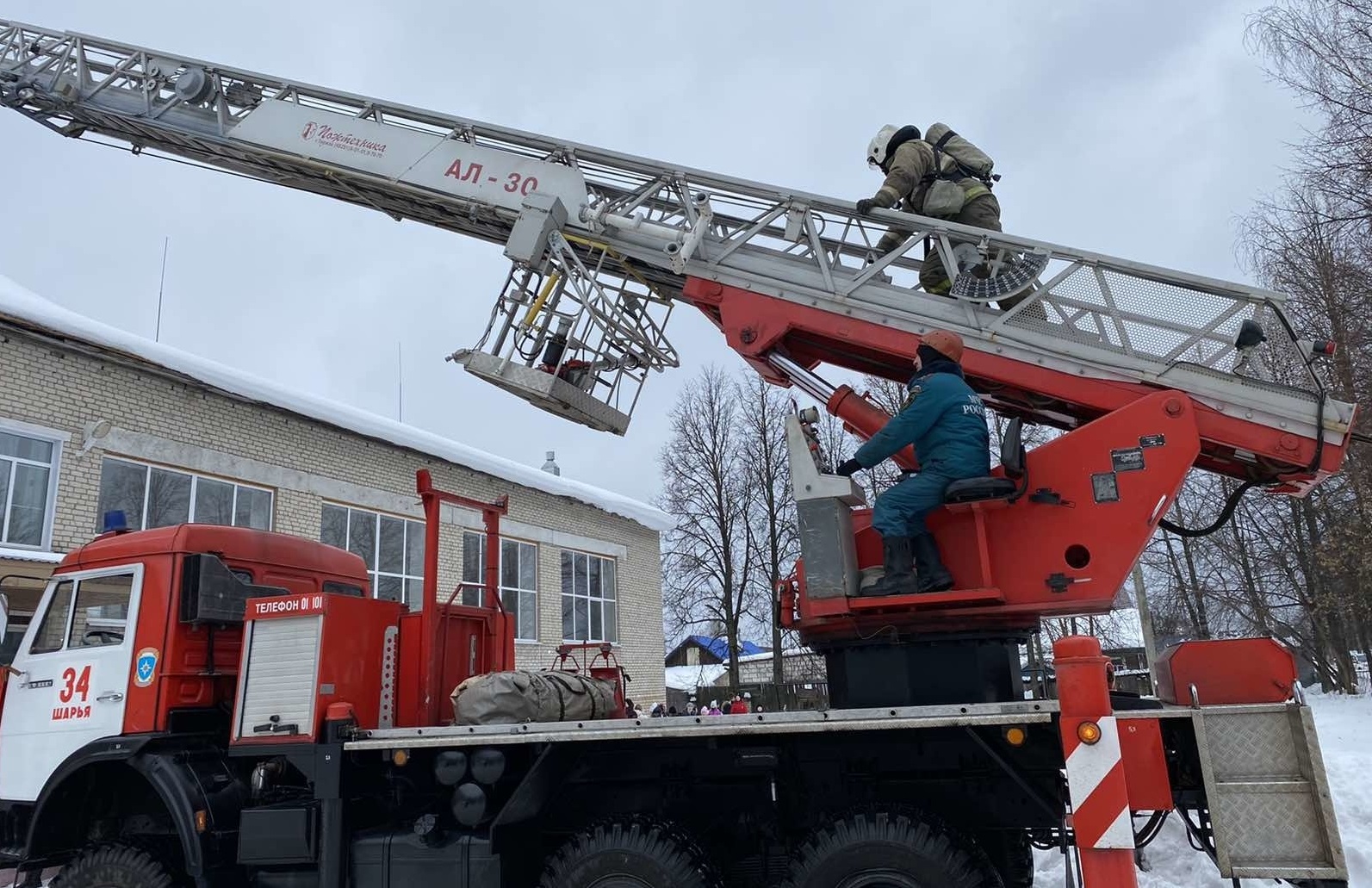 Костромские пожарные отработали алгоритм спасения людей из горящей школы