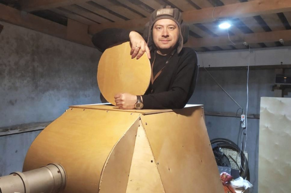 Житель костромского посёлка смастерил фанерный танк