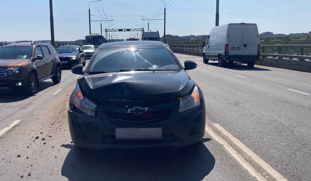 Два человека пострадали при столкновении двух «Шевроле» на Заволжском мосту в Костроме