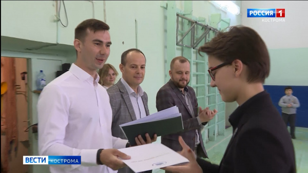 Школьники в Костроме обустроили мемориал на «пластиковые» деньги