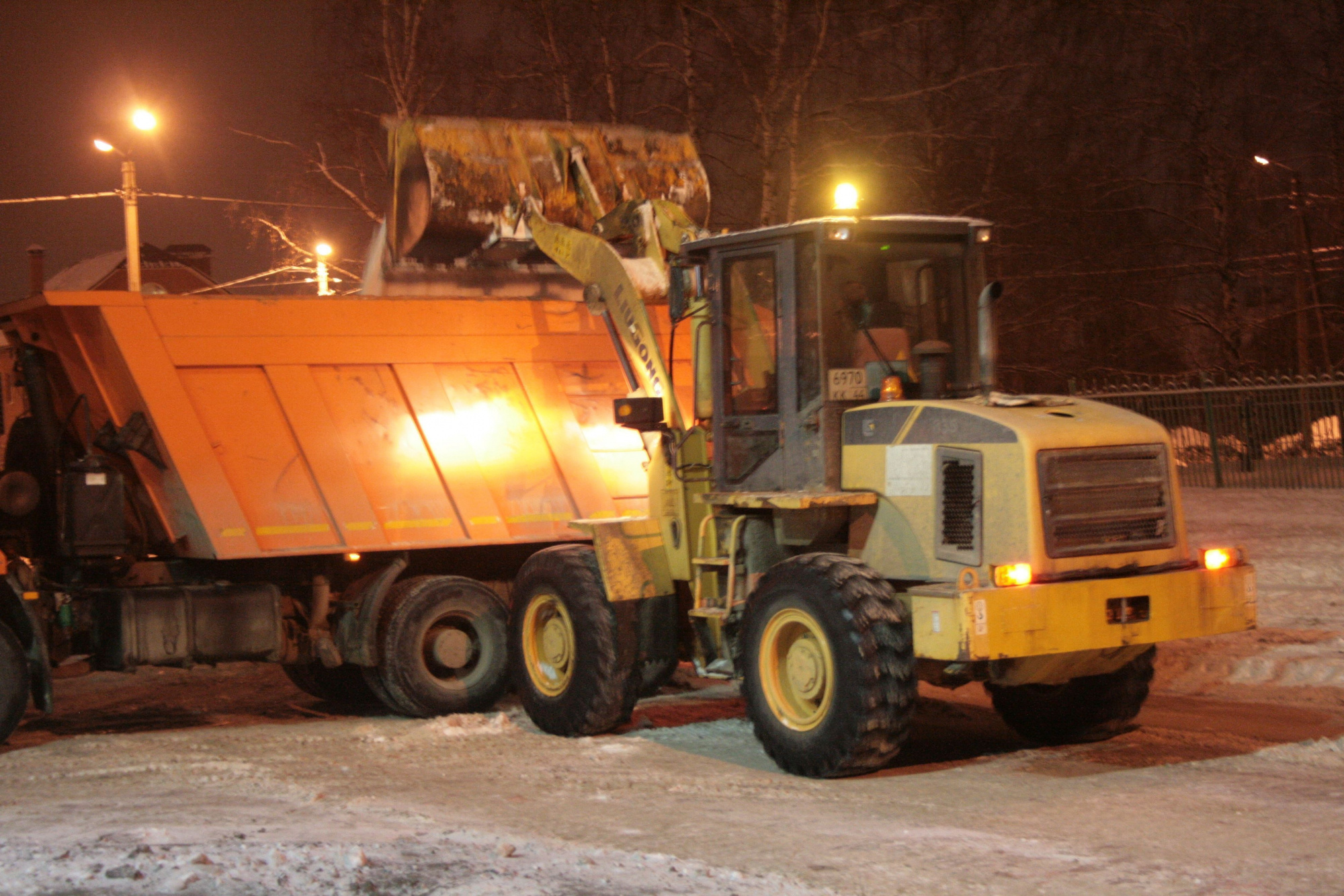 За ночь дорожники вывезли более 1400 кубометров снега с улиц Костромы