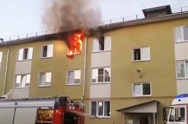 Запертых в горящей костромской квартире детей спасли соседи