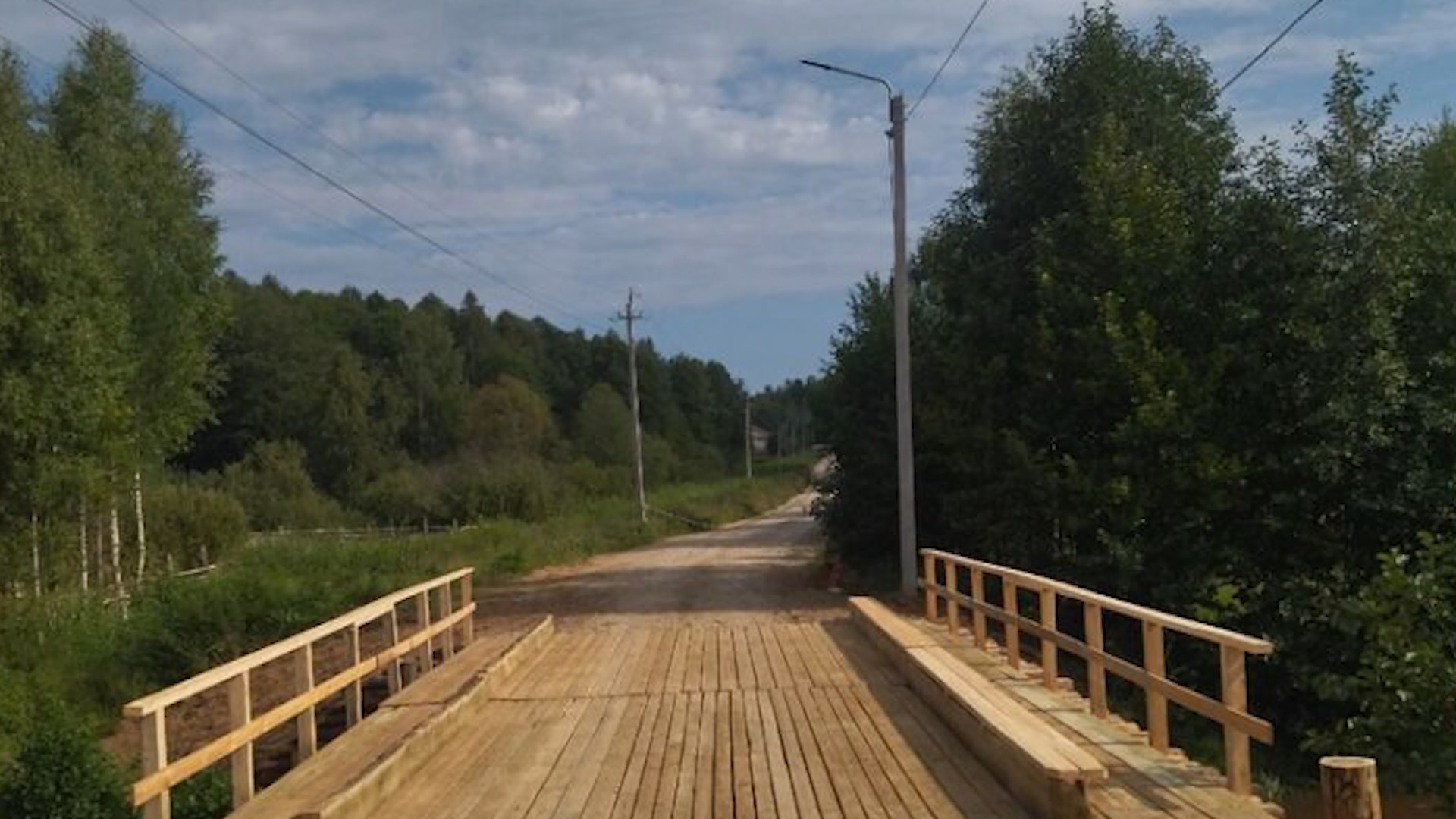 В костромской глубинке отремонтировали пешеходный мост через реку Вотгать