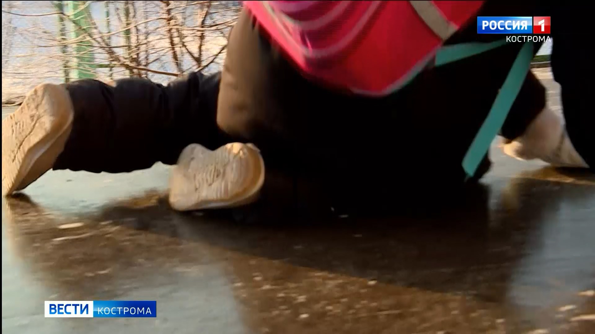 Гололедица в Костроме поджидает и роняет людей на каждом шагу