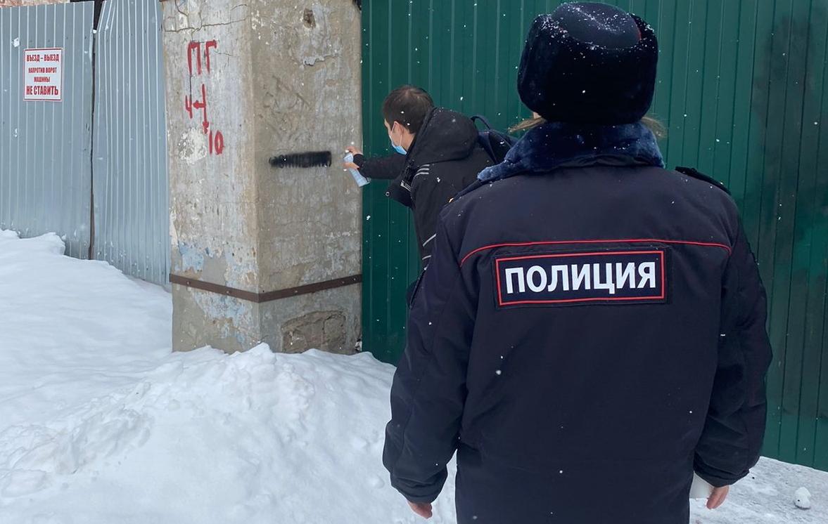 Наркополицейские вместе с активистами закрасили более 15 опасных надписей в Костроме