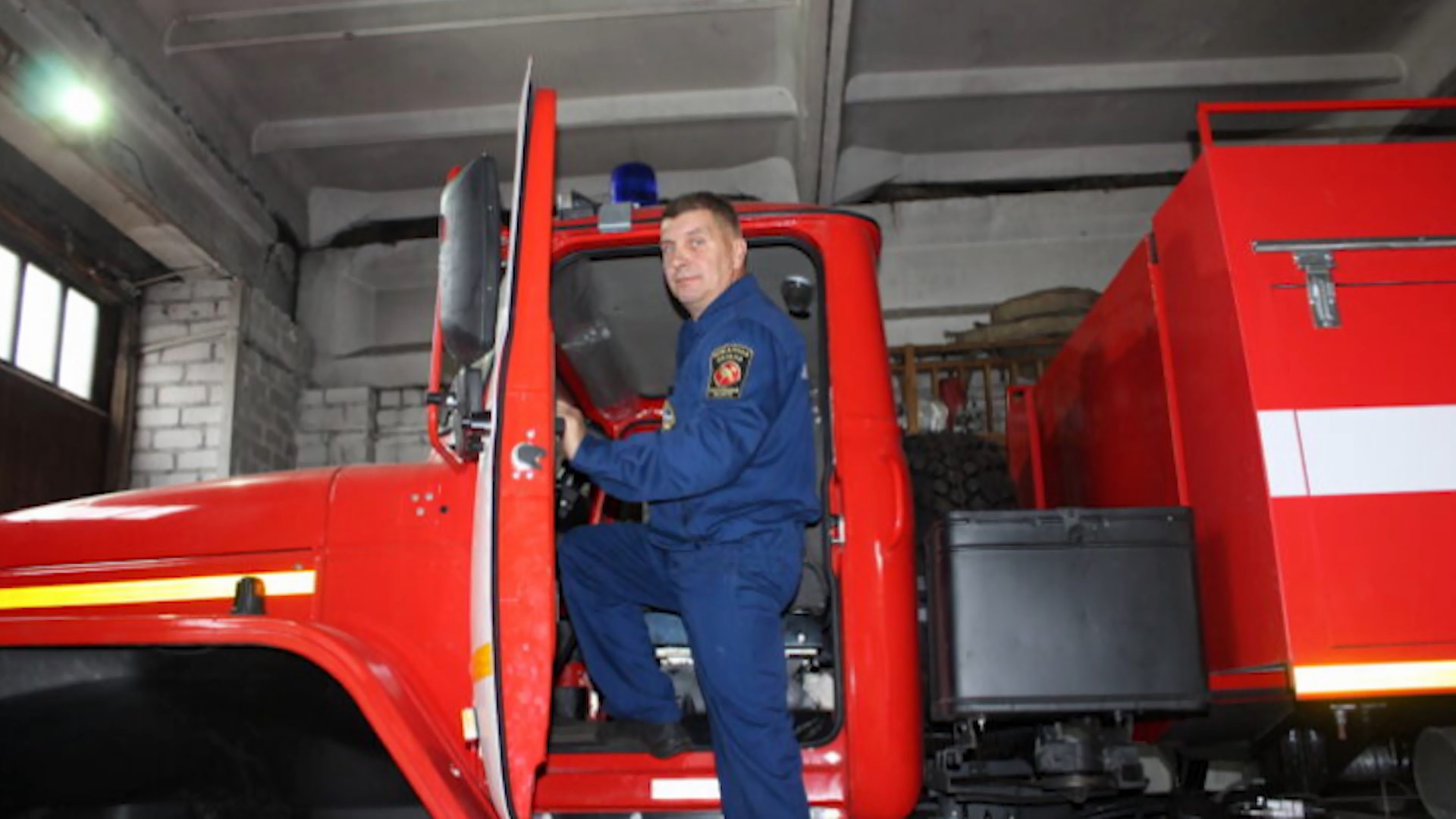 В антроповский пожарный отряд впервые за 30 лет поступила новая автоцистерна